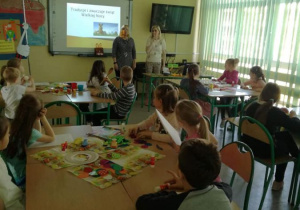 dzieci oglądają prezentację