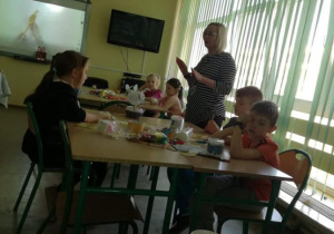 dzieci robią ozdoby