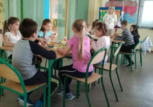 dzieci robią ozdoby