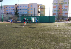 uczniowie na boisku