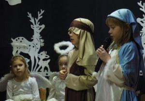 Przedstawienie świąteczne pt. „Odwiedziny Bożej Dzieciny” przygotowane przez klasę 1e