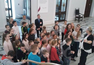 Grupa uczniów z klasy IV B, VI A i VI D zwiedza Sejm RP