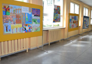 Wystawa prac podczas podsumowania X Międzyszkolnego Konkursu Plastycznego „Malowane nuty”