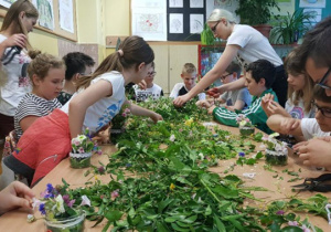 Uczniowie SP 12 podczas zajęć florystycznych w Zespole Szkół Budowlanych im. E. Kwiatkowskiego w Koninie