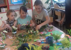 Uczniowie SP 12 podczas zajęć florystycznych w Zespole Szkół Budowlanych im. E. Kwiatkowskiego w Koninie