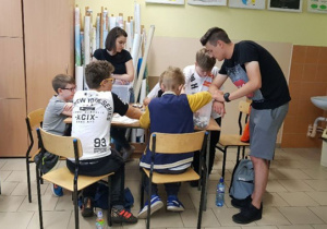 Uczniowie SP 12 podczas zajęć robotyki w Zespole Szkół Budowlanych im. E. Kwiatkowskiego w Koninie