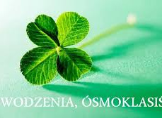 Czterolistna koniczyna na zielonym tle.