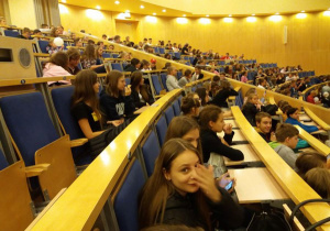 Uczniowie uczestniczą w wykładach podczas "Nocy Naukowców" w auli UAM.