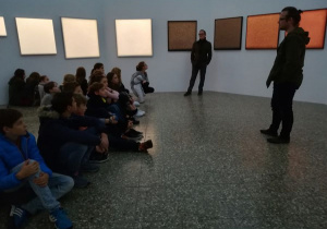 Uczniowie słuchają wykładu w Galerii Sztuki "Wieża Ciśnień".