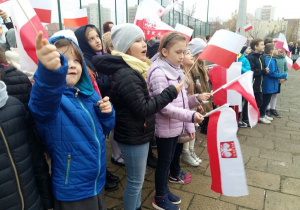 Śpiewanie hymnu narodowego "Mazurka Dąbrowskiego" przez społeczność naszej szkoły.