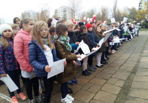 Śpiewanie hymnu narodowego "Mazurka Dąbrowskiego" przez społeczność naszej szkoły.