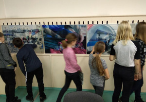 Uczniowie klasy VI d oglądają wystawę.