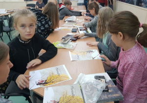 Uczniowie rysują portrety.