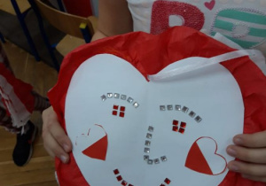 Uczennica trzyma „Serce dla Polski”
