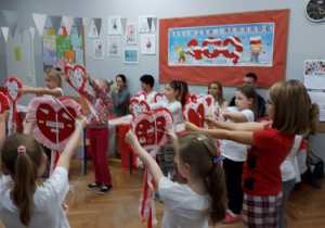 Dzieci uczestniczą w warsztatach plastyczno-muzycznych „SERCE DLA POLSKI”.