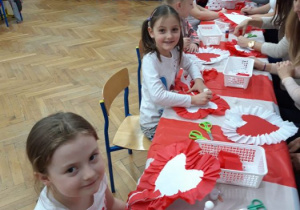 Dzieci wykonują "Serca dla Polski".
