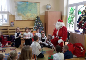 Spotkanie z Mikołajem w klasie 1b