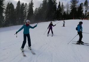 Uczniowie klasy sportowej 6 c jeżdżą na nartach.