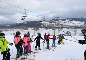Uczniowie klasy sportowej 6 c jeżdżą na nartach podczas Białej Szkoły