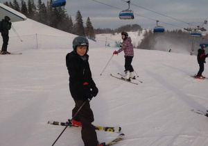 Uczniowie klasy sportowej 6 c jeżdżą na nartach w w Białce Tatrzańskiej