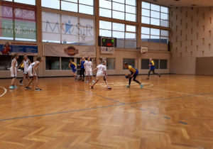 Zawody koszykówki dziewcząt organizowane w ramach "Igrzysk Dzieci"