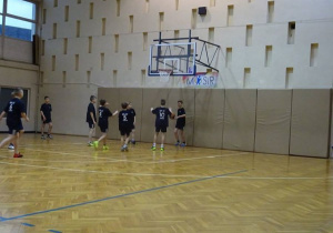 Uczniowie w hali przy ulicy Dworcowej podczas zawodów koszykówki