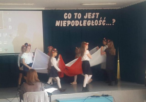 Uczniowie z klasy IIIa oraz IIIc