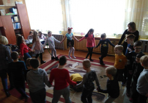 Dzieci uczestniczą w zabawie.