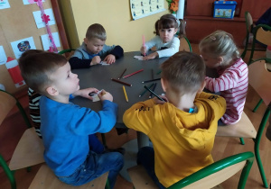 Uczniowie kolorują misie.