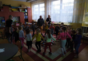 Dzieci uczestniczą w zabawie.