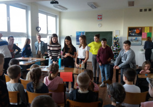 Uczniowie prezentują doświadczenia fizyczne i chemiczne.
