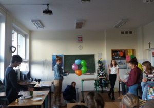Dzieci wykonują doświadczenia fizyczne i chemiczne.