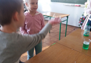 Dzieci wykonują doświadczenia fizyczne i chemiczne.
