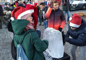 Uczniowie rzeźbią w lodzie.