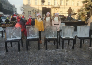 Napis Konin wyrzeźbiony w lodzie.