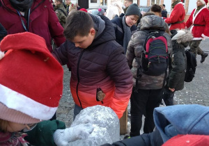 Uczniowie rzeźbią w lodzie.