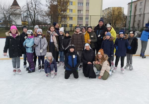 Uczestnicy ferii na lodowisku