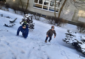 Dzieci bawią się na śniegu.