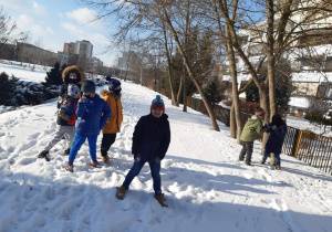 Dzieci bawią się przed szkołą.