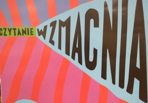 Kolorowy plakat wydarzenia z napisem "Czytanie wzmacnia".