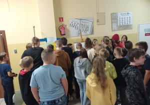 Uczniowie przyglądają się zadaniom konkursowym.
