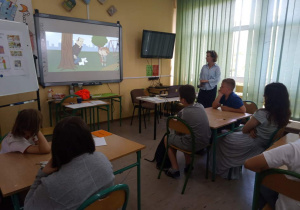 Uczestnicy konkursu oglądają film edukacyjny "Bezpieczne zachowania"