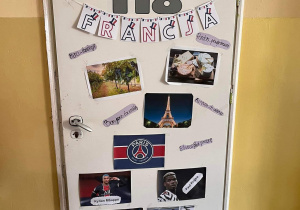 Widzimy drzwi do sali, na których widzimy flagę, zdjęcia zabytków (wieża eiffla), zdjęcia znanych piłkarzy z Farncji.Dekoracja wykonana w barwach flagi francuskiej- niebieski, biały, czerwony.