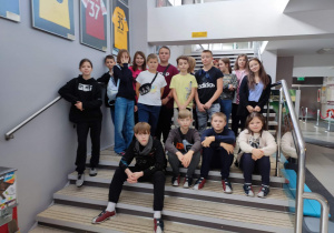 Uczniowie klasy 6b siedzą na schodach w Obiekcie Rekreacyjno Sportowym RONDO.
