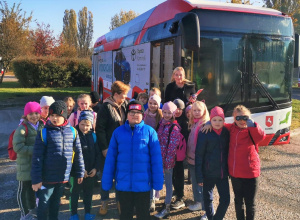 Uczniowie klasy 2d wraz z wychowawczynią stoją przed autobusem MZK Konin.