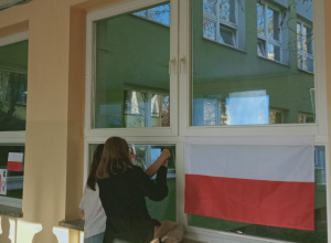 Uczniowie dekorują szkolny hol na 11 listopada - Dzień Niepodległości