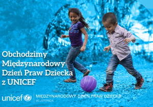 Dzieci grają w piłkę nożną. Napis: Obchodzimy Międzynarodowy Dzień Praw Dziecka z UNICEF. Listopad 2022