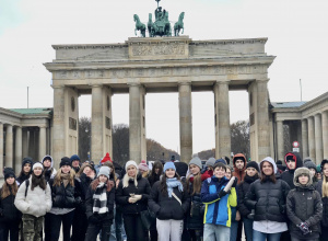 Uczestnicy wycieczki do Berlina wraz z opiekunami na tle Bramy Brandenburskiej.