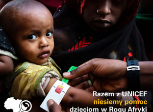Napis: „Razem z UNICEF niesiemy pomoc dzieciom z Rogu Afryki”.