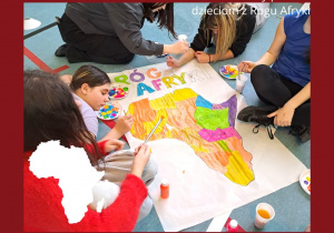 Uczennice malują państwa należące do Rogu Afryki innymi kolorami. Pozostała część Kontynentu jest pomalowana na żółto. Napis: „Razem z UNICEF niesiemy pomoc dzieciom z Rogu Afryki”.